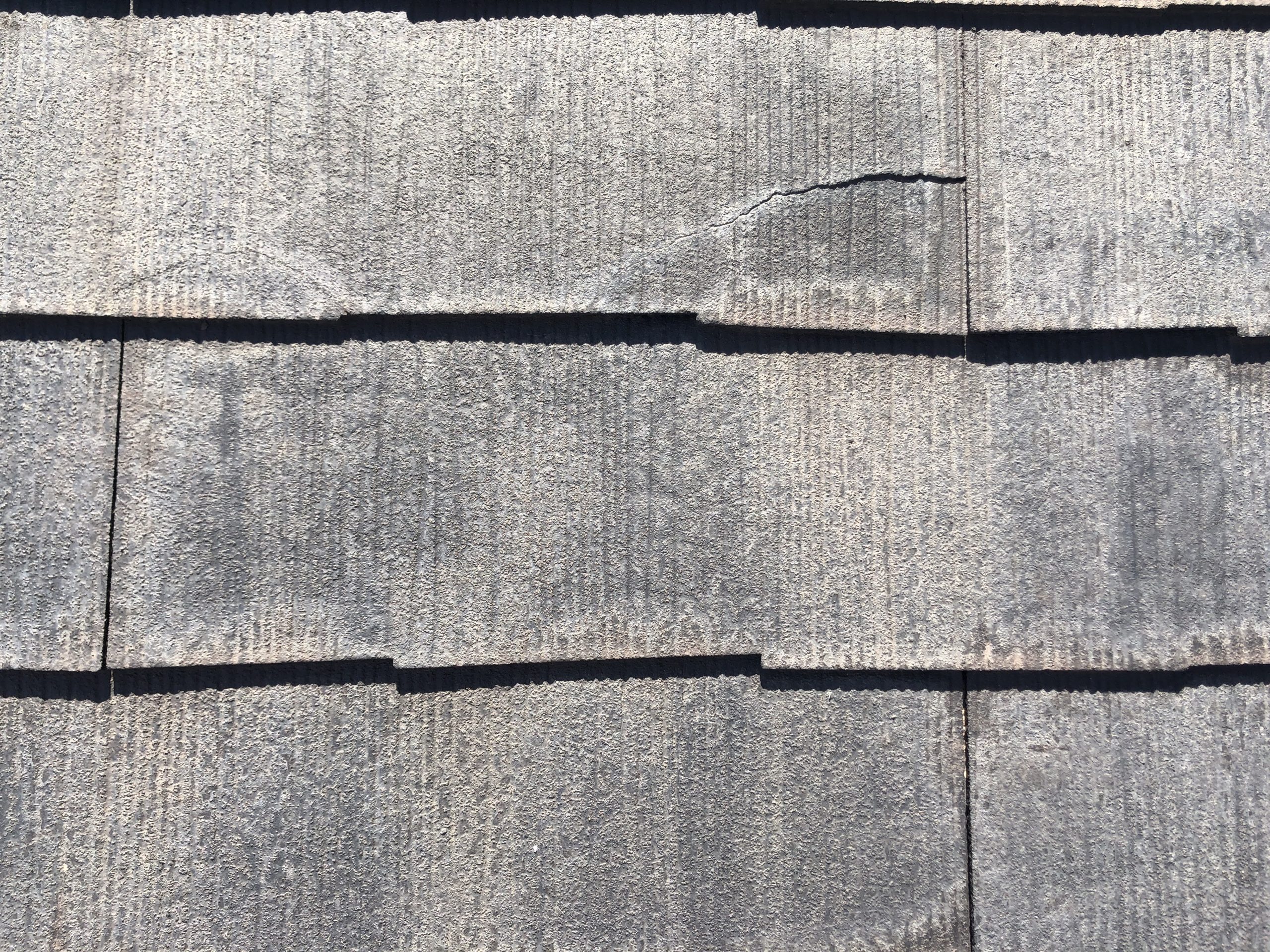 【着工前】
スレート屋根は、屋根材の一枚一枚が薄く、ほかの屋根材と比べると劣化しやすいので、経年劣化によって割れる部分が出てきてしまうことがあります。