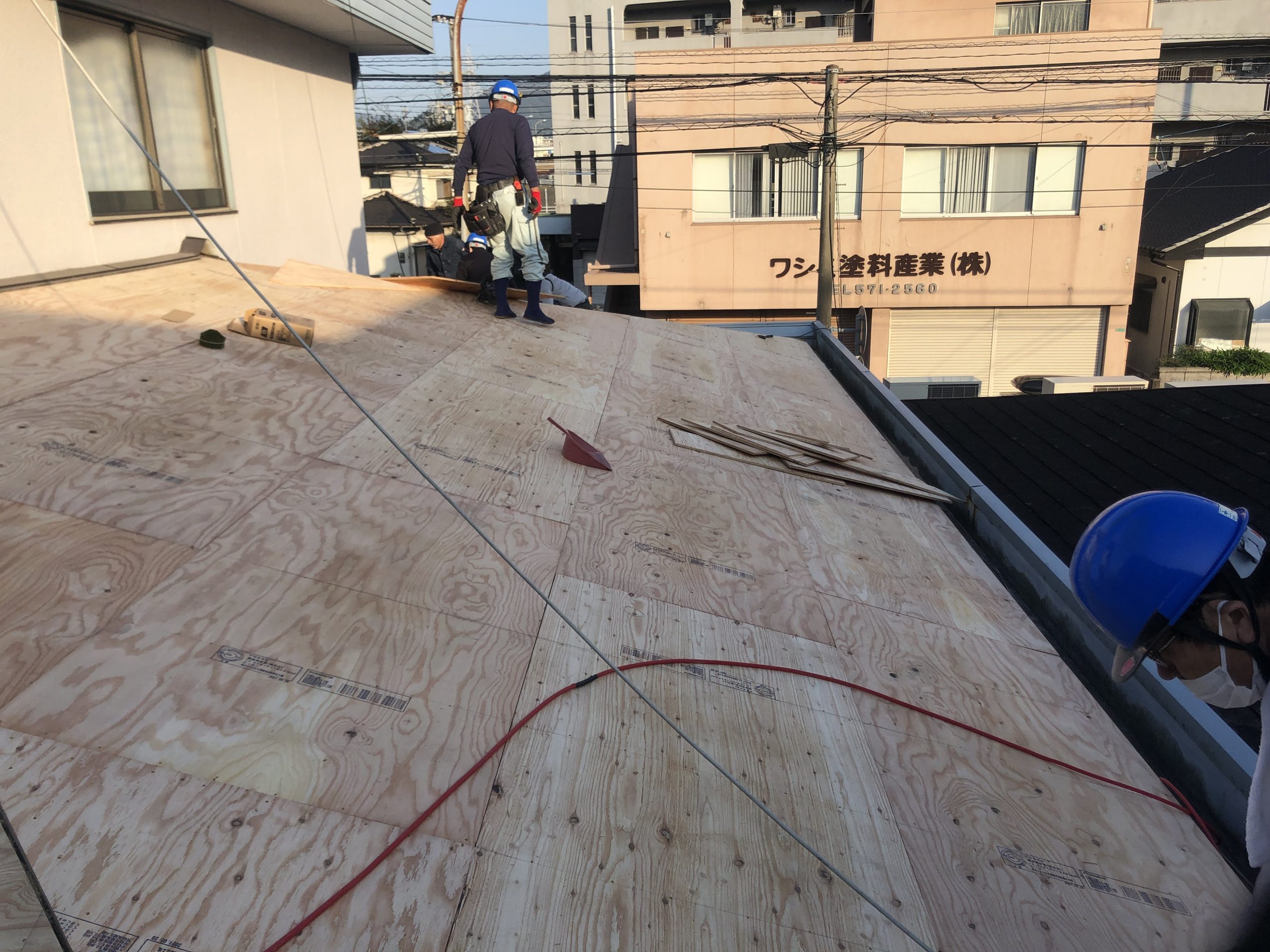 【屋根下地工事 状況】
野地板の増し張りを行うことによって、屋根の重量が重くなってしまいますが、強度が高くなるため地震や台風などに対しての耐久性が高くなります。
