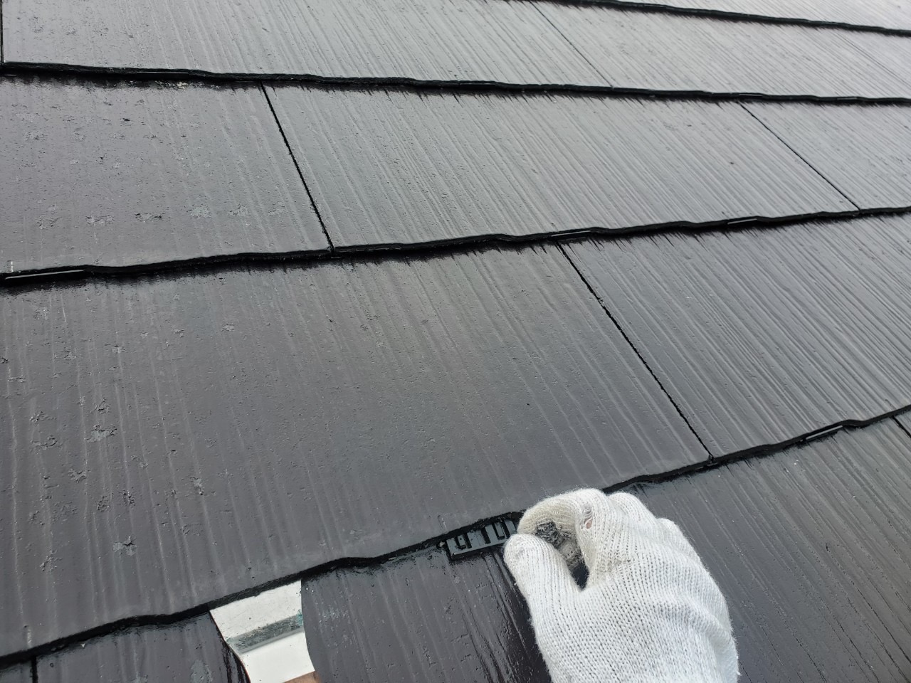 【縁切り部材施工 状況】
屋根を塗装する際に塗料が屋根材同士の隙間をふさいでしまうのを防ぐためにタスペーサーを取り付けます。
屋根の内側への浸水や結露の発生を防ぎ、屋根裏を腐食させないために必須です。