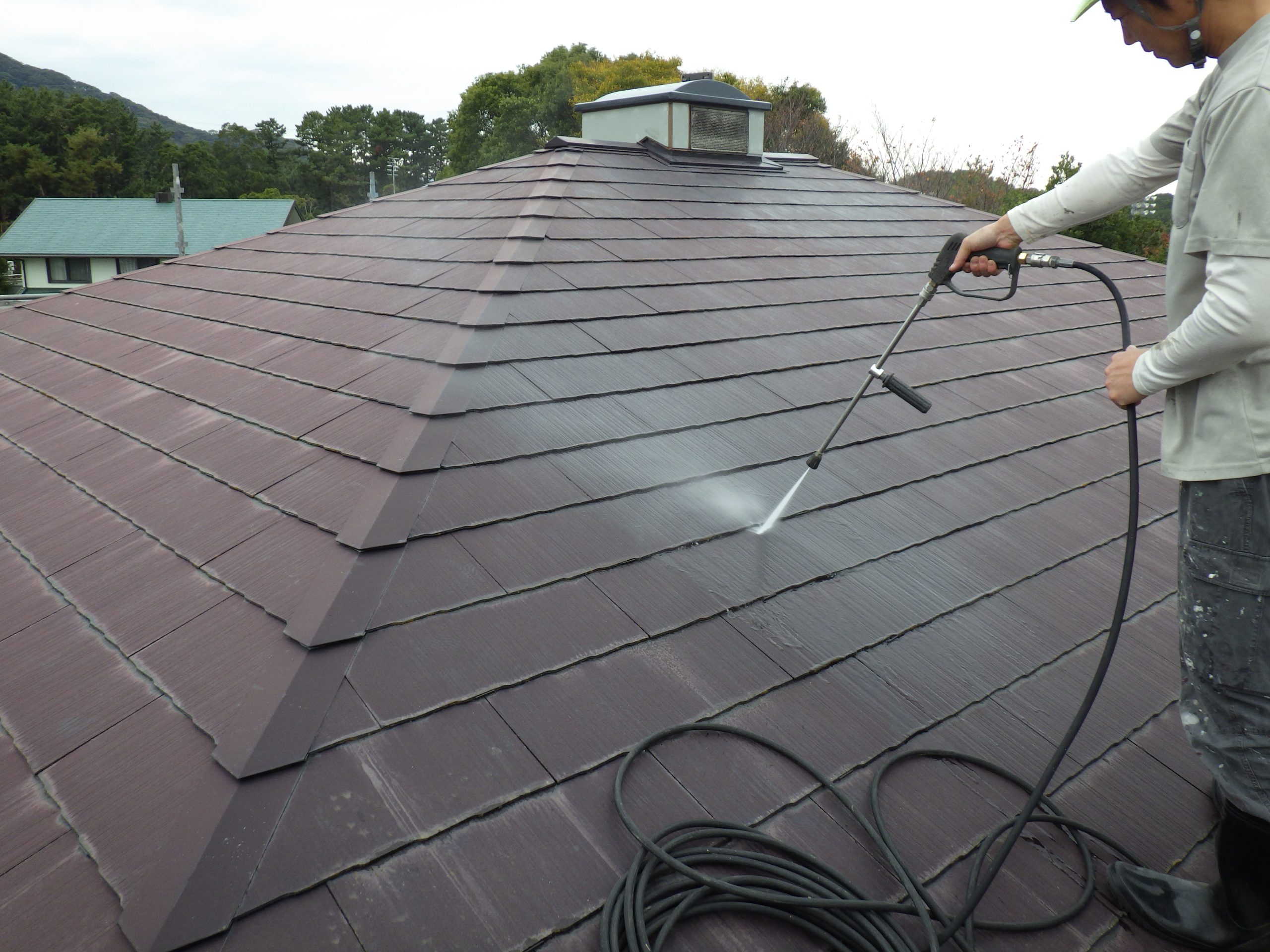 【高圧水洗浄工事 状況】
屋根の汚れを強力な水圧で洗い落とす絶対に欠かせない作業の一つです。
この作業を省きますと、劣化した塗膜には粘着力がなくなっていますので、一緒に新しく塗った塗料まで剥がれてしまいます。