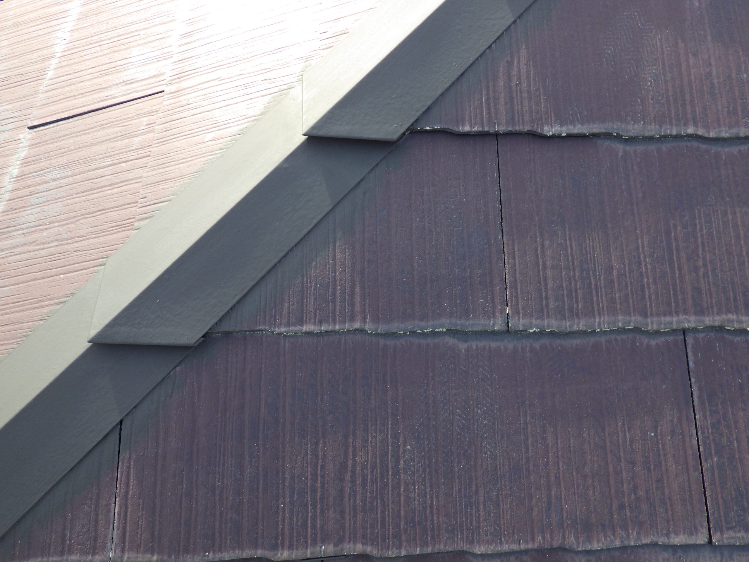 【さび止め材塗布 状況】
棟板金等の金属部は今後さびが発生しないようにしっかり研磨して、さび止め材を塗ります。
