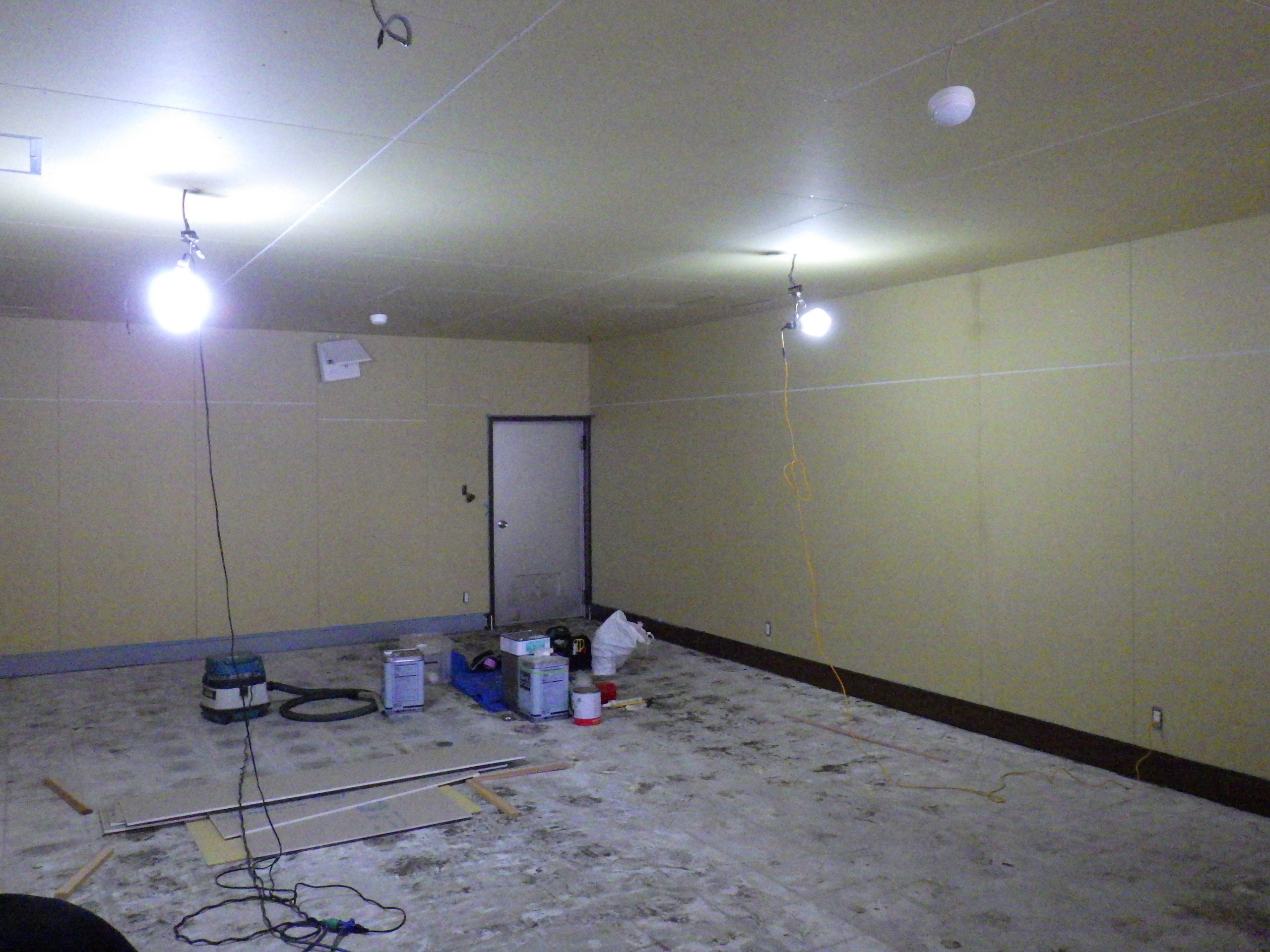 【天井・壁・床 工事状況】
壁は石膏ボードを上貼りです。
床のPタイルは撤去です。